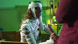 Getting out of sarcophagus Elicia Solis wants to suck off porn boy