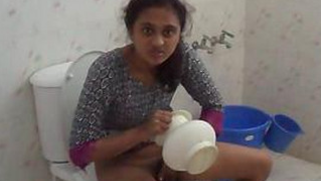 Desi chick in XXX homemade sex movie washes cunt after chudai creampie