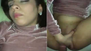 Paki chick fingers XXX twat and makes chudai partner give sex pleasure