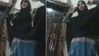 Sex video of big-breasted chudai Desi brunette exposing XXX boobs