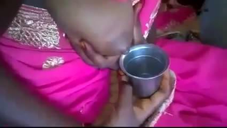 Tempting Indian woman has to pump milk in mug in XXX sex amateur clip