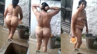 Desi mom nude XXX video of Desi mature exposing her topless body