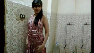 Indian girl with ponytail teases spectators with body in XXX video