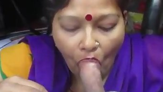 Desi man enjoys XXX blowjob from Bhabhi mature dressed in sexy sari