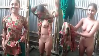 Naked Indian teen with XXX tits allows BF to film how she puts sari on