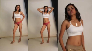 Winsome Desi girl with nice XXX curves seductively poses on camera