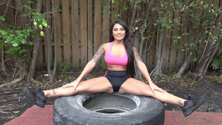 Sporty vixen Natalia Mendez spreads legs in the erotic video