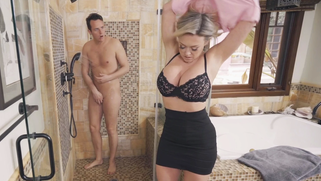 Plumpy Stepmommy Dee helps out Idiot stepson