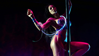 Naked mom dances on stage before wrapping lips around huge XXX cock