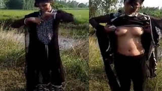 In the field Indian babe takes XXX boobs out of sari for cameraman