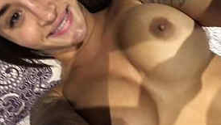 Teen Indian films herself exposing her titties and shaking XXX butt