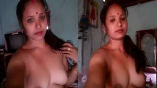 Desi wife brought XXX melons to light filming them on camera at home
