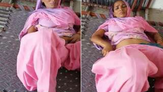 Desi female takes pink outfit off and man shoves fingers into XXX pussy