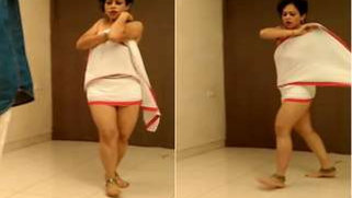 Indian slut loves dancing on camera without exposing her XXX breasts