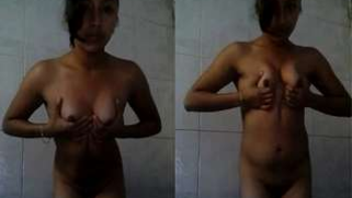 Husband doesn't know Indian wife exposes XXX ass on camera in the shower