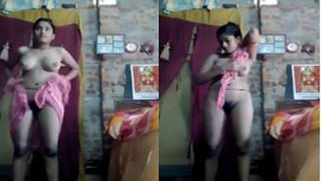 Desi girl dries body with a towel including erogenous XXX zones on camera