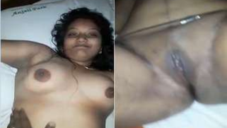 Indian female masturbates XXX pussy in bed for lover on camera