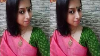 Cute Indian brandishes lovely XXX pussy masturbating it in close-up