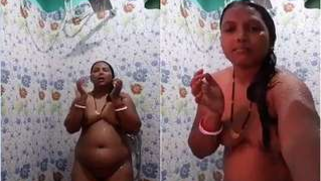 Teen Indian reveals XXX body in the shower pouring water over it