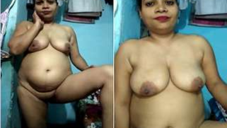 Desi whore is irresistibly fascinating standing with XXX naked tits