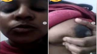 Tempting Desi MILF shows her XXX full lips and tits in close-up