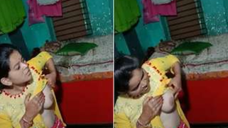 Indian babe takes her XXX boob out of sari and rubs it on camera