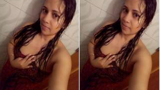 India is the country of sexy girls and one shows off her sweet tits