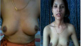 Ordinary Desi MILF's hairy pussy looks so XXX on amateur camera