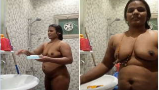Fatty desi exposes herself in the nude while XXX body-washing part
