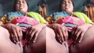 Desi seductress shows off her XXX body including breasts and cunt