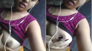 Teen Indian knows her XXX way around online webcam show of naked boobies