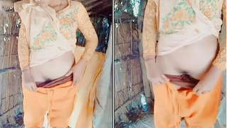 Innocent Desi belle in sari flashes her XXX cunny and butt cheeks