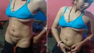 Slender Indian sweetie puts on her clothes after quick XXX chudai