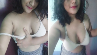 Desi chick is in the mood to play with natural boobs and pussy