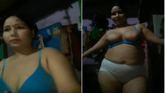 Attractive married woman from India earns extra cash as a webcam model