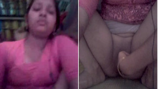 Amateur video of Indian woman stretching vagina with fingers