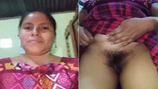 Middle-aged Indian model exposes her hairy XXX cunt in amateur sex video