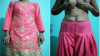 Indian chick doesn't hurry to demonstrate XXX parts in sex show