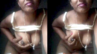 Desi half-naked model performs a XXX webcam show with her sex tits