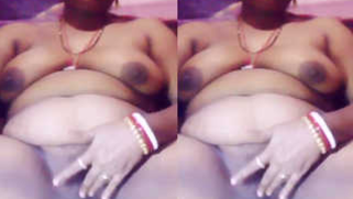 Desi whore flaunts her XXX slit and spreads sex pussy lips on camera