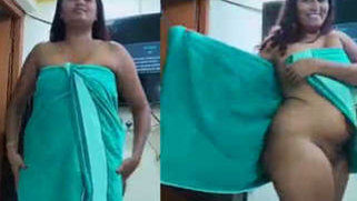 Teen Desi opens the towel and shows off XXX titties and sex sized butt