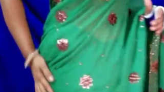 Hot Indian MILF takes her green sari off to expose XXX boobs in sex video