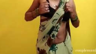 Indian Bhabhi rubs her XXX body and gets sex pleasure touching slit