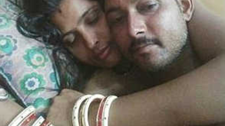 Indian girl performs sex show with husband and exposes her XXX slit