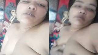 Desi woman exposes her full XXX tits and vagina in a sex show on camera