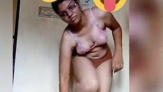 Indian MILF gets naked showing XXX boobs to all the sex viewers