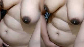 Indian MILF invites fans to watch her sex boobs during XXX posing