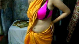 Indian XXX slut takes her yellow sari and stay with naked sex jugs