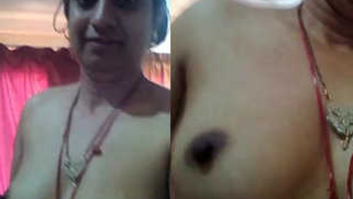 Mature slut without a bra on exposes her sex parts in XXX video