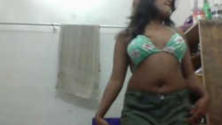Desi moves her sex body wearing a green bra and dancing in XXX way